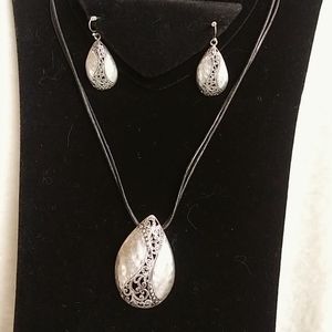 Silver pendant necklace with matching earrings 💟